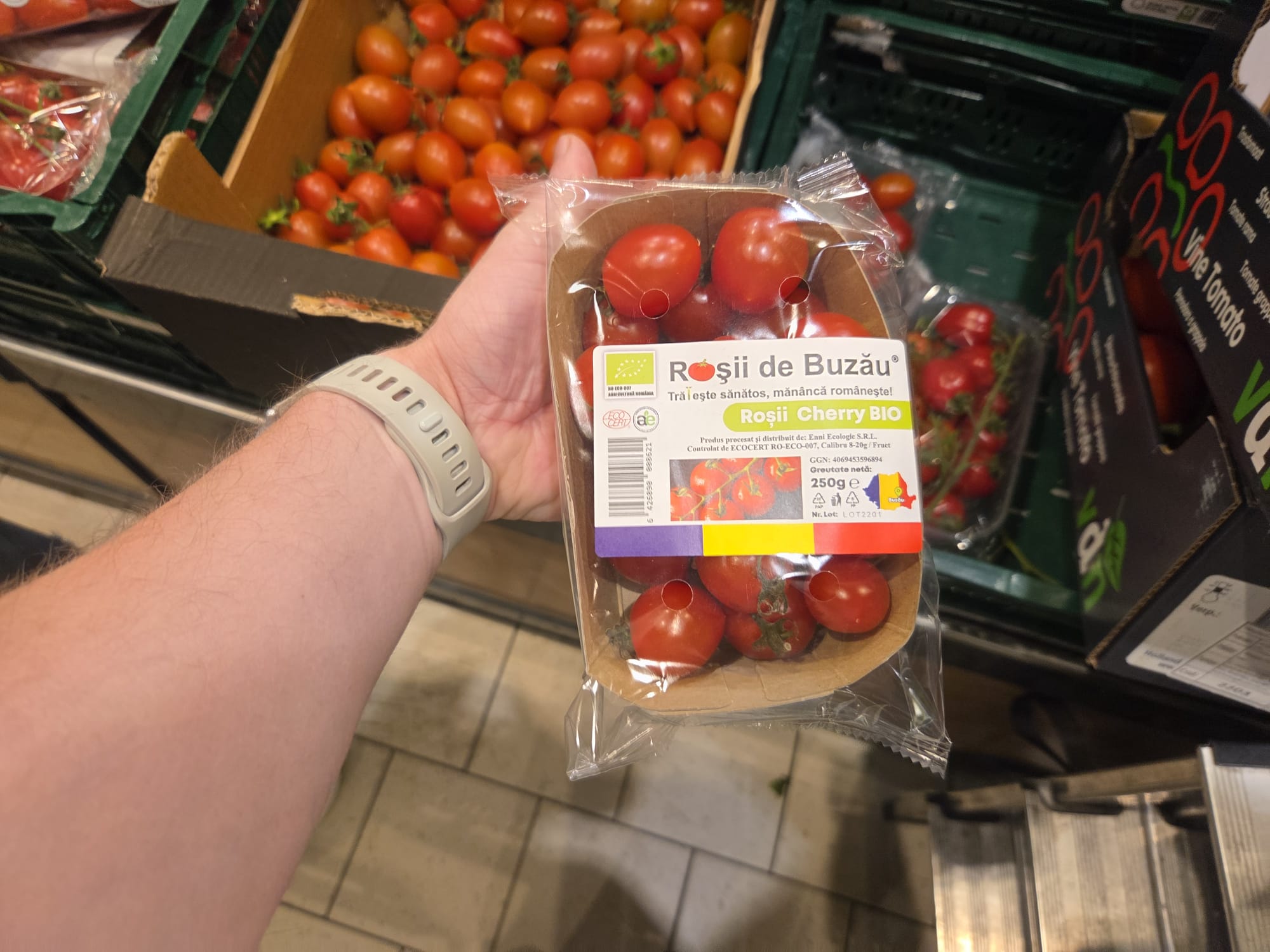 Roșii de Buzău etichetare de impact pentru piața din România prezentare comercială premium în supermarket și magazine locale